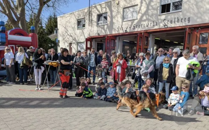 Evelyne Drechseler zeigt das Mantrailing beim Feuerwehr Fest in Seulberg